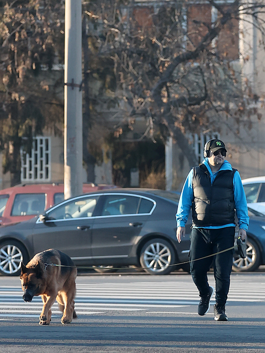 Șerban Huidu se retrage spre casă, cu câinele în lesă (Foto: CANCAN.RO)
