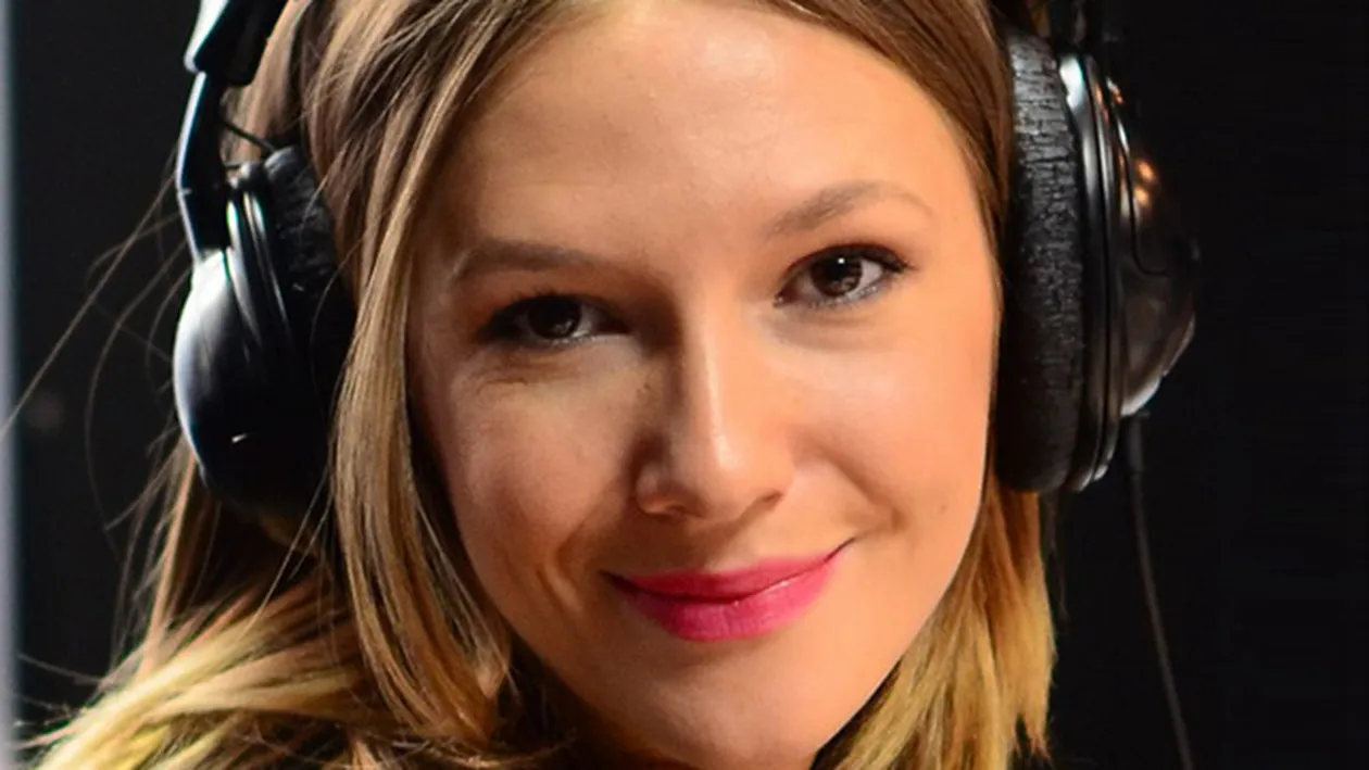 Ce schimbare! Cum arata Adela Popescu la varsta de 14 ani: Ce vremuri, ce moda!!! Nu vreau sa-mi amintesc!