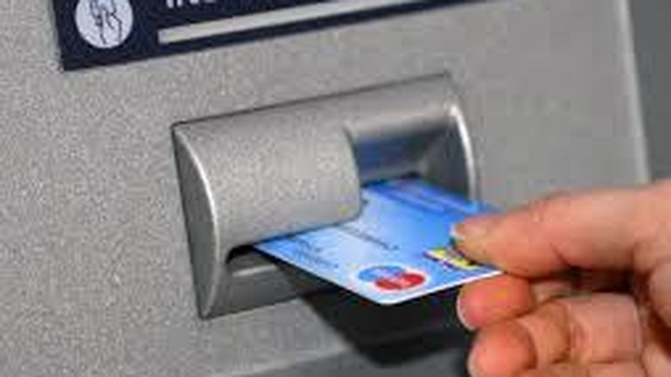 Ce făceau trei angajaţi de la salubritate la un bancomat din Bucureşti! S-au chinuit aproape 15 minute