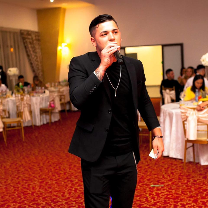 Un manelist celebru a fost bătut și umilit de un interlop: „Bă, ți-am dat bani să îmi cânți!”