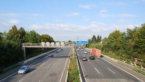 Doi români beți, împingeau mașina pe autostradă în Germania. Aceștia au rămas fără benzină