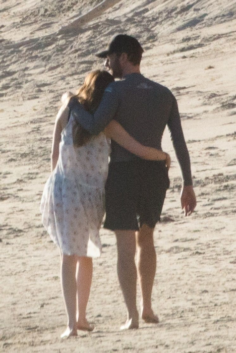 ** RIGHTS: WORLDWIDE EXCEPT IN ITALY, UNITED KINGDOM ** Malibu, CA  - *PREMIUM-EXCLUSIVE*  - Chris Martin and Dakota Johnson take their romance to the beach in Malibu for a PDA-Filled Holiday weekend. Shot on 01/14/17Pictured: Chris Martin and Dakota JohnsonBACKGRID USA 15 JANUARY 2018 USA: +1 310 798 9111 / usasales@backgrid.comUK: +44 208 344 2007 / uksales@backgrid.com*UK Clients - Pictures Containing ChildrenPlease Pixelate Face Prior To Publication*