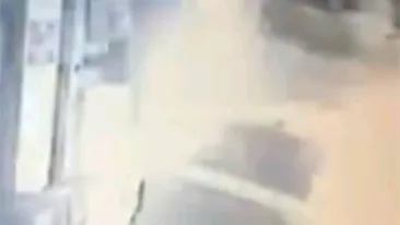 VIDEO Gestul emotionat al unui barbat care a riscat totul pentu sotia sa! A sarit in flacari ca sa o salveze!