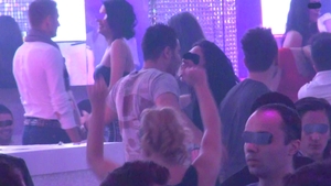 Vezi cum se distreaza in club Mario Balint, fiul temutului Sile Camataru! S-a trezit cu o domnisoara in brate, care l-a... lins!