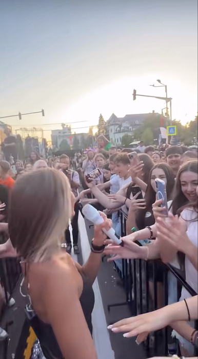 Iuliana Beregoi, acuzată că are „aere” de vedetă. Ce ar fi făcut la un concert din Piatra Neamț/ sursă foto: TikTok