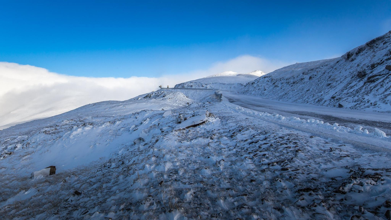 A căzut prima ninsoare pe Transalpina! Circulatia este…