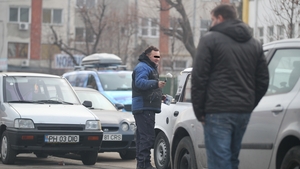 Si-a pregatit Dacia inainte sa o scoata la vanzare! A vopsit-o cu trafaletul!