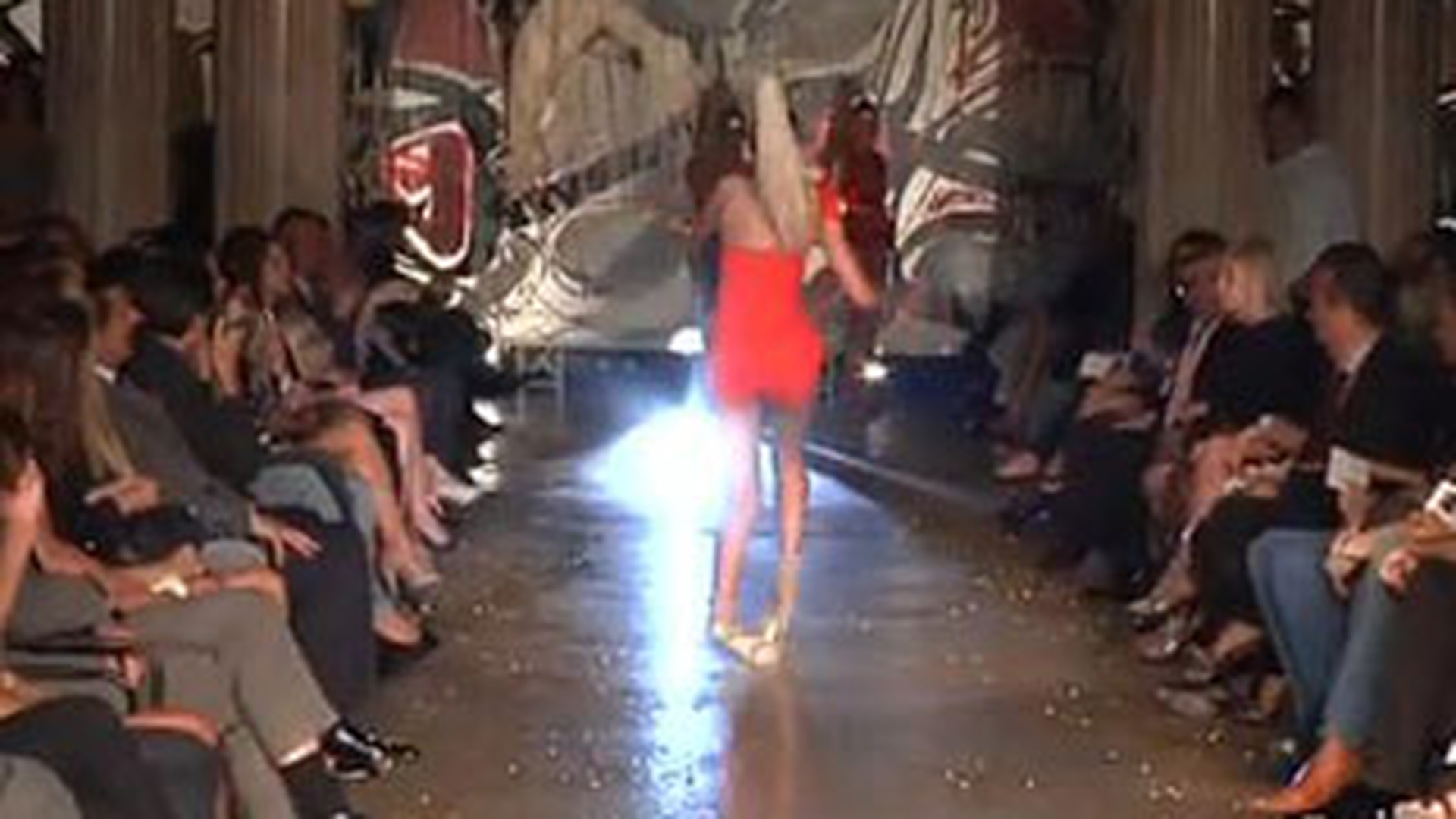 VIDEO Isi rupe picioarele pe gheata intr-o demonstratie de moda-viteza!