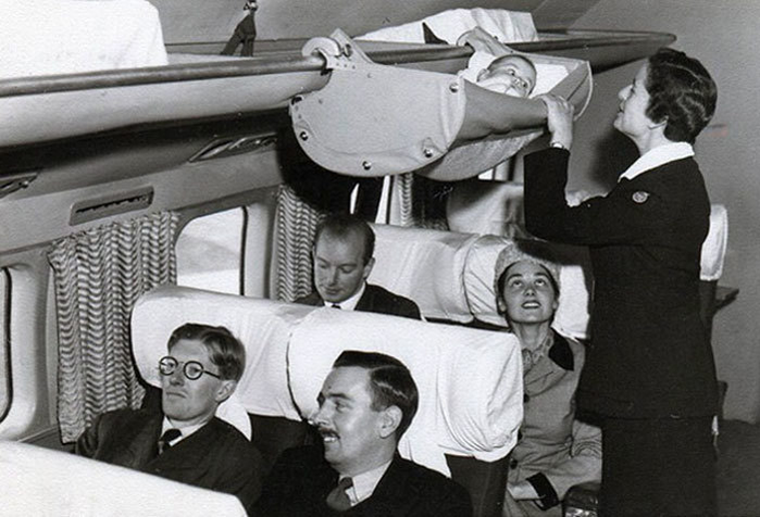 Aceste imagini rare din 1950 ne arată ce făceau părinţii cu bebeluşii pe care îi luau cu ei atunci când călătoreau cu avionul