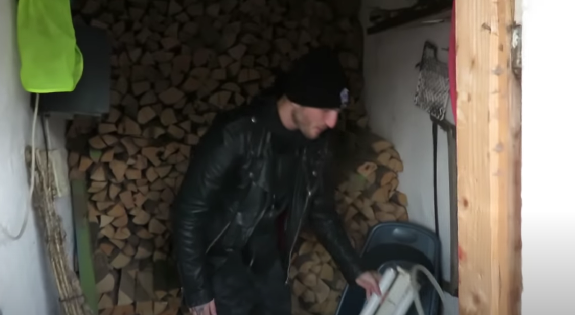 Cătălin Bordea a arătat casa în care a copilărit/ Sursa foto: Captură video