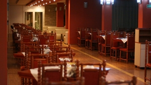Ieșirile la restaurant nu vor mai fi la fel! Mese la doi metri distanță și meniuri cu instrucțiuni de protecție împotriva COVID-19