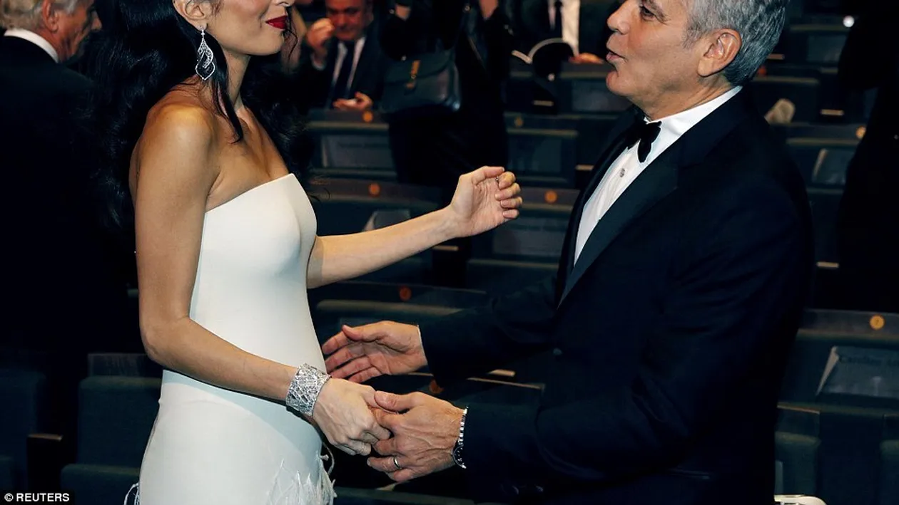 Soţia lui GEORGE CLOONEY şi-a arătat burtica de gravidă în premieră, pe covorul roşu! Imaginile sunt spectaculoase
