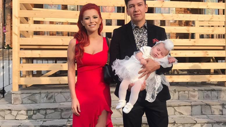 ELENA GHEORGHE a făcut publice imagini de la botez! Ce ţinute a schimbat roşcata