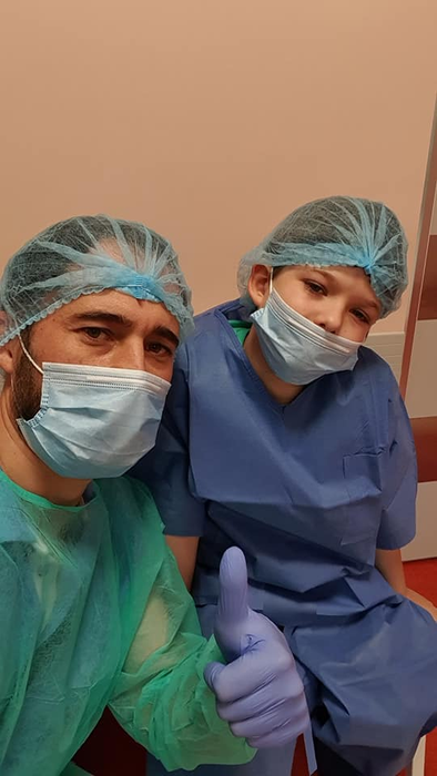 Probleme în familia Maxer! Dinu și fiul lui, internați în spital. „Nu aveți idee ce însemnă să te internezi când ești febril și implicit suspect de COVID 19”