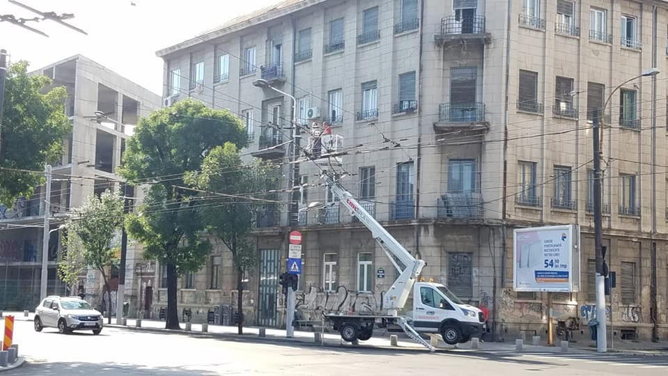 Tribunalul a apreciat că bucureșteanul care a semnalat pericolul cablurilor de pe asfalt nu trebuia amendat