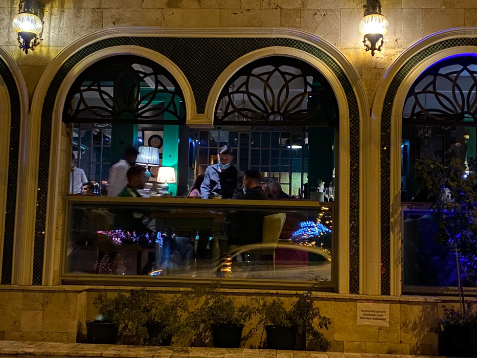 Oamenii stau liniștiți la masă în restaurantul Mandaloun din Capitală, deși ar trebui ca locația să fie închisă