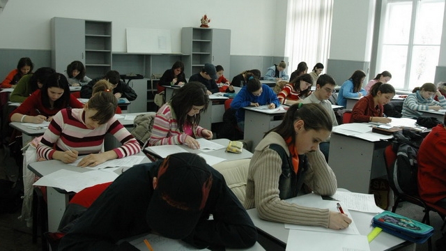 ''Foaie verde fir mohor / Cand vad subiectul mor..." Ce a putut sa scrie un elev pe foaia de examen! Continuarea este