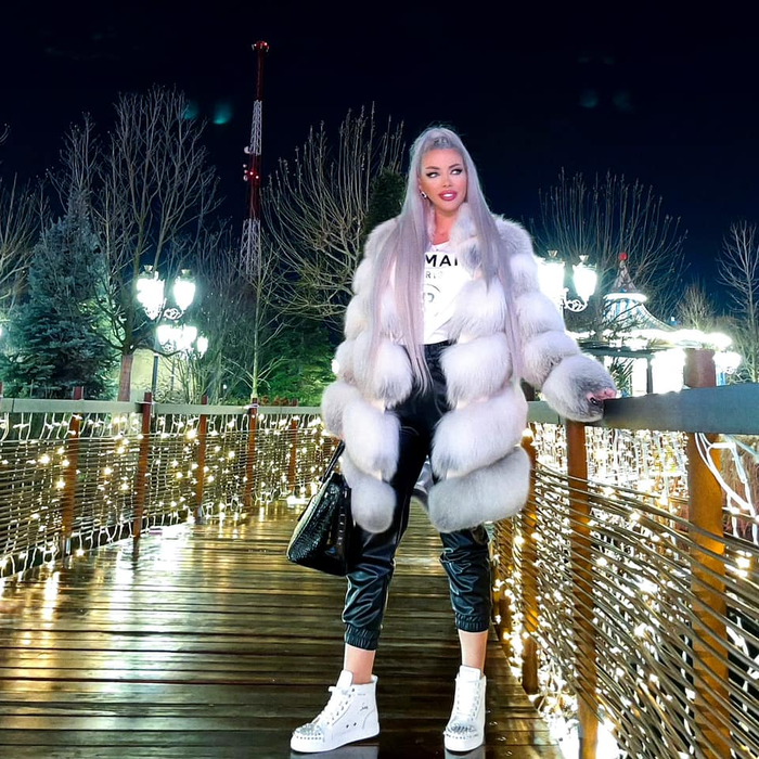 Loredana Chivu, jefuită într-o parcare din București. Blonda era împreună cu Ana Maria Mocanu: “Aveam bunuri de valoare, cheile de la casă”