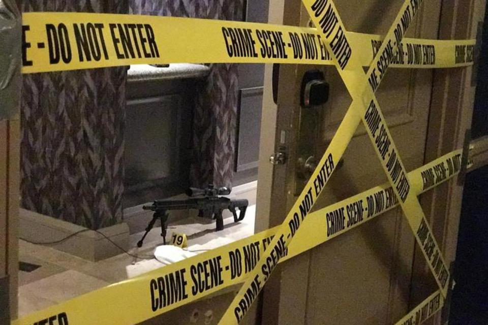 Imagini şocante cu tragătorul din Las Vegas, întins pe jos şi înconjurat de arme şi muniţie. Cum a acţionat  Stephen Paddock
