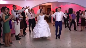 Cel mai frumos dans al mirilor la o nuntă moldovenească! Clipul video a ajuns VIRAL