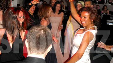 Nadine s-a distrat de minune la nunta sa! Uite ce tort haios a avut