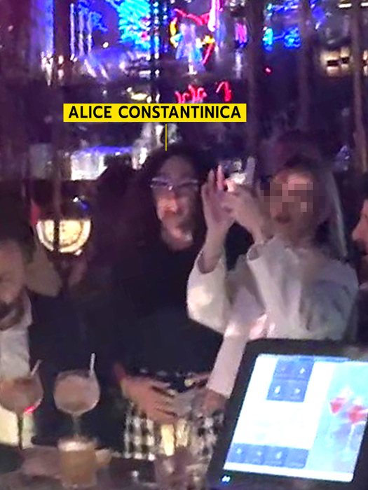 Alice Constantinică nu a găsit masă, astfel că a stat la bar (SURSA FOTO: CANCAN.RO)
