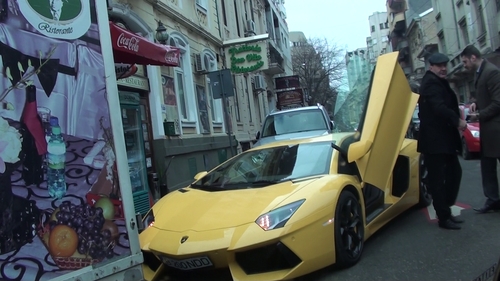 Dan Nicorescu a blocat o straduta cu bolidul de jumatate de milion de euro. Batranele nu si-au putut lua ochii de la Aventador!