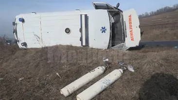 Accidente incredibile pe E85: o maşină a răsturnat o ambulanţă şi un tir a intrat într-o coloană