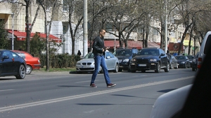 Atacul Stelei, in pericol! Nikolici, slalom printre masini! Varful muntenegrean traverseaza strada prin loc nepermis si ignora masinile prezente in trafic.