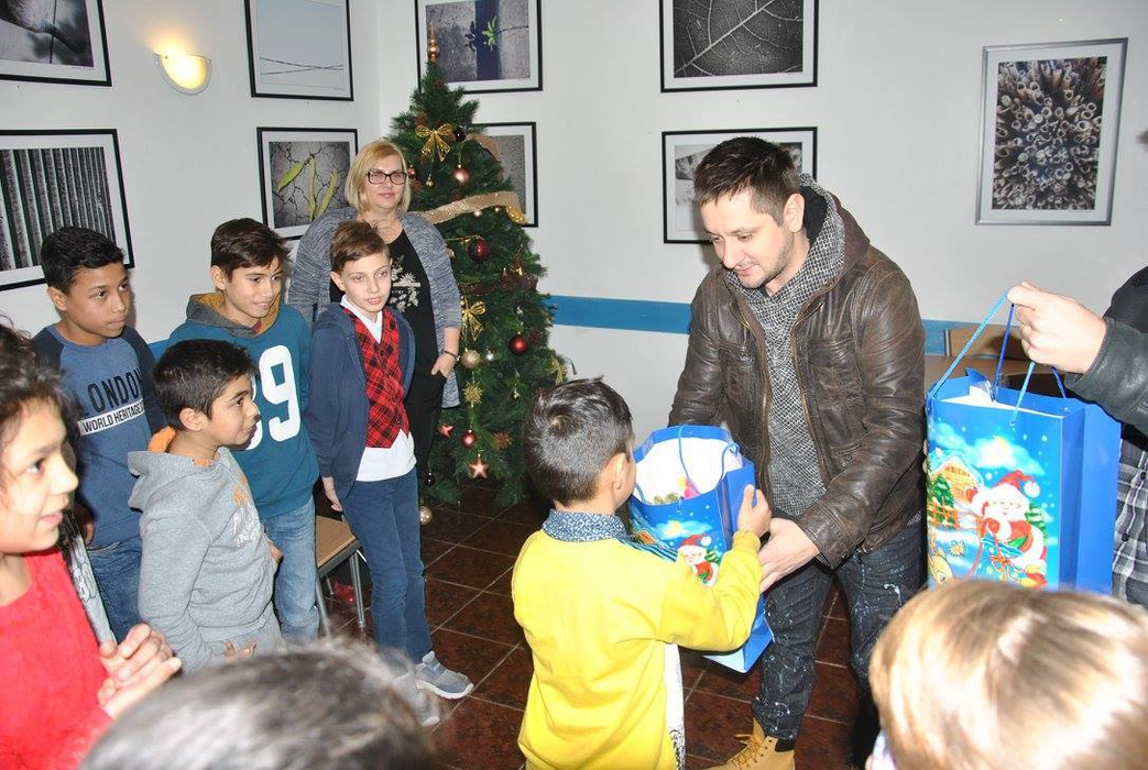Gest emoţionant făcut de PAUL IPATE şi OCTAVIAN STRUNILĂ de Moş Nicolae! Au fost pe post de „spiriduşi” pentru copii sărmani dintr-un centru de zi din Capitală