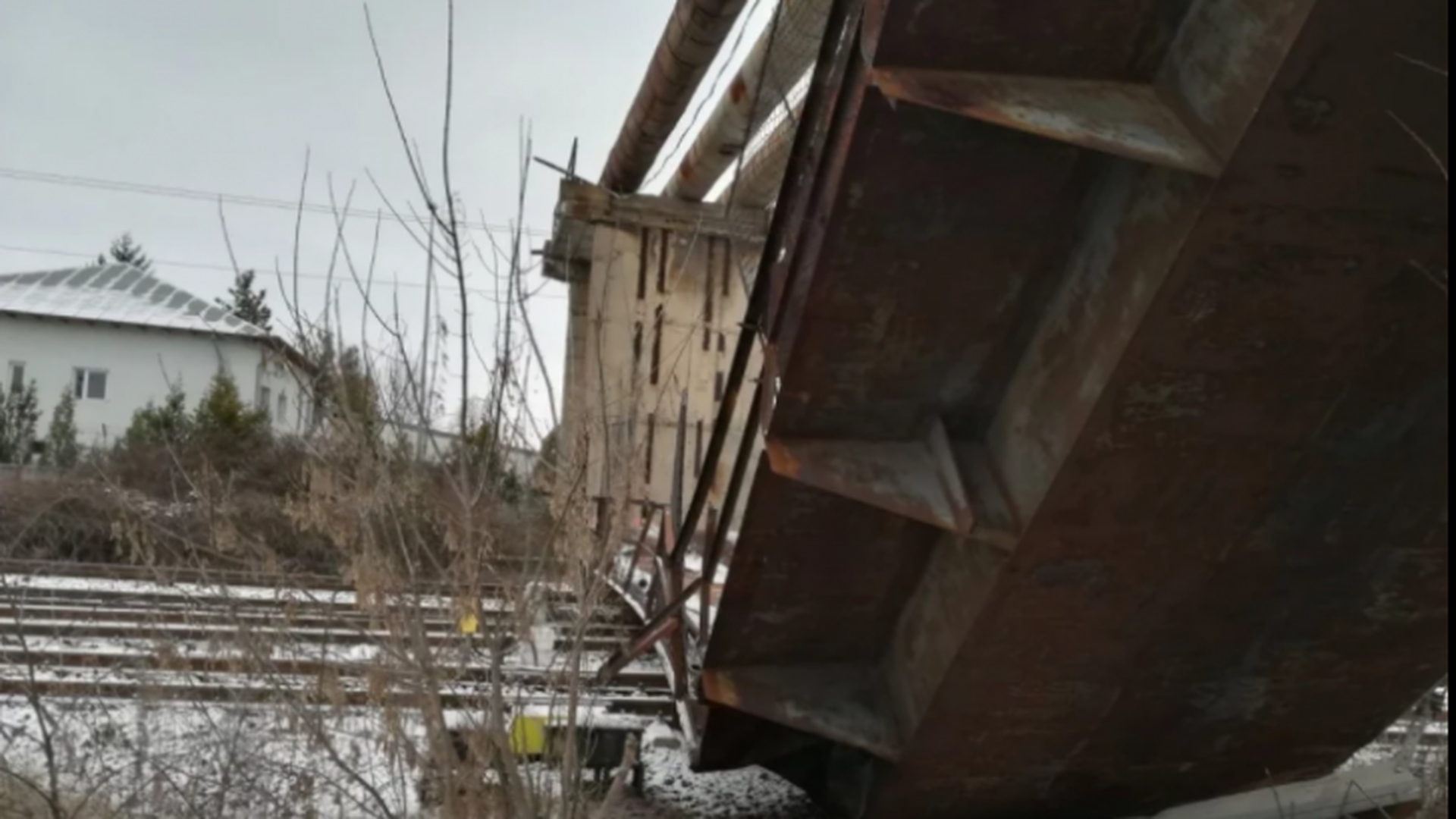 Stare de alertă la Gara de Vest Ploiești! O pasarelă metalică s-a prăbușit peste șine