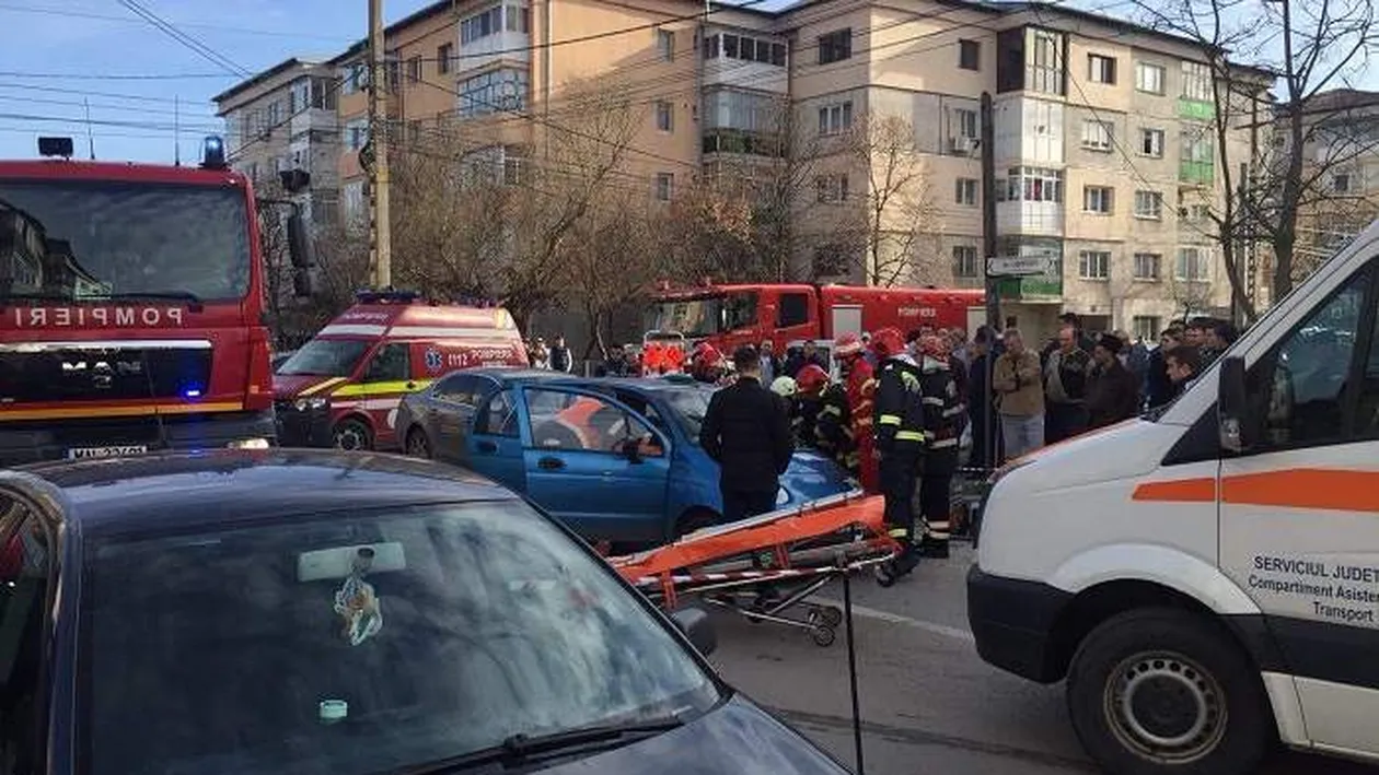FOTO. S-a făcut praf la impactul cu un BMW! Un paramedic, aflat din întâmplare acolo, l-a salvat pe șofer