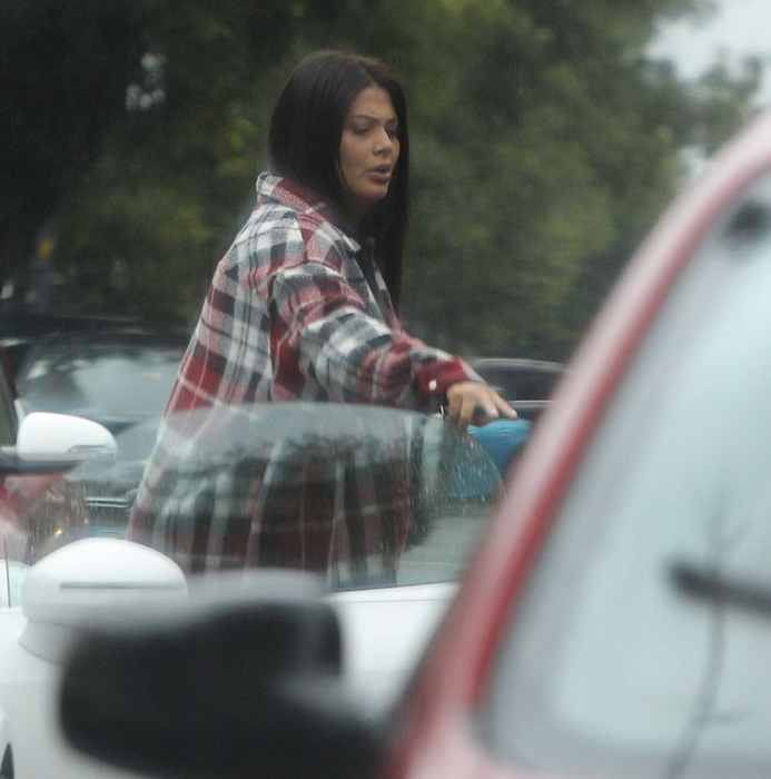 Roxana Dobre se îndreaptă spre casa de schimb valutar