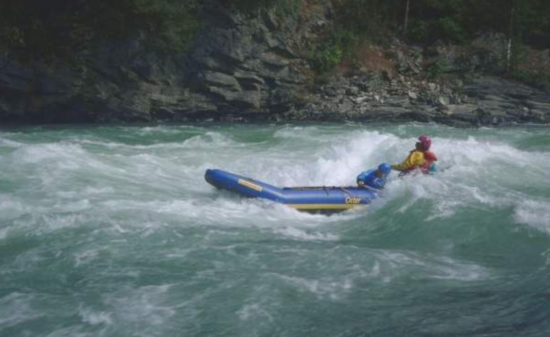 Un instructor s-a înecat în râul Jiu, sub ochii îngroziți ai turiştilor. Cu toții participau la o competiție de rafting