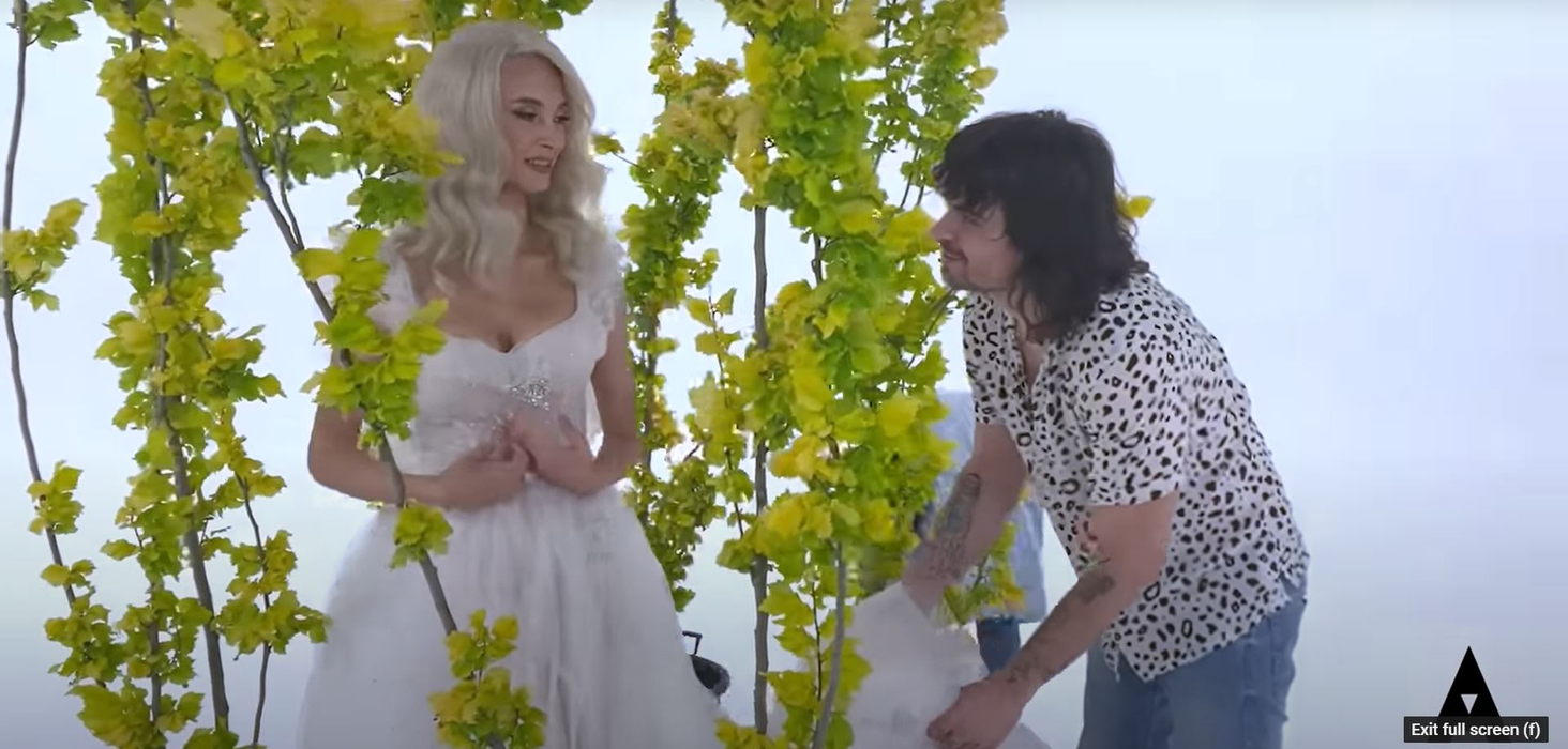 Andreea Bălan a dezvăluit motivul pentru care a purtat rochia de mireasă de la nunta cu George Burcea în clipul noului single: “A fost foarte greu…”