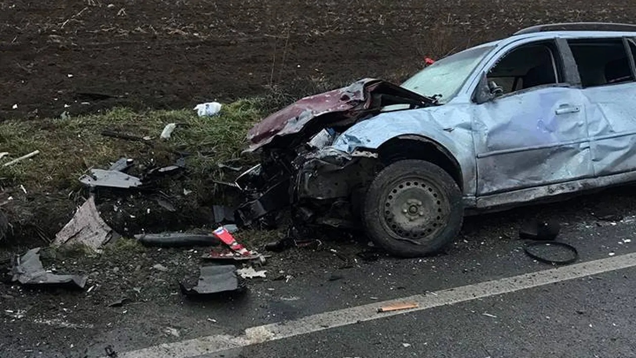 Accident terifiant la Pătrăuţi! O persoană a decedat după ce două maşini s-au ciocnit frontal. Imagini şocante