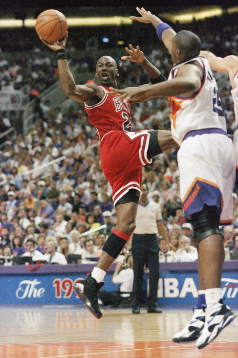 Oliver Miller si Michael Jordan. Foto: Profimedia