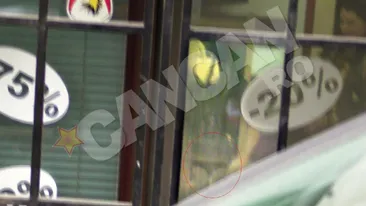 N-a mai avut rabdare sa ajunga la cabina!  Iulia Vantur s-a dezbracat in vitrina magazinului