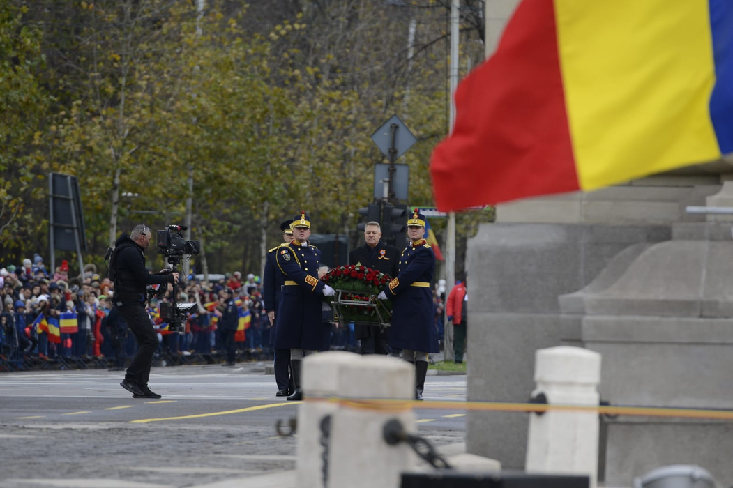Klaus Iohannis a venit fără soția lui la parada militară din București. Gestul făcut de Carmen Iohannis pe Facebook înainte de Ziua Națională a României