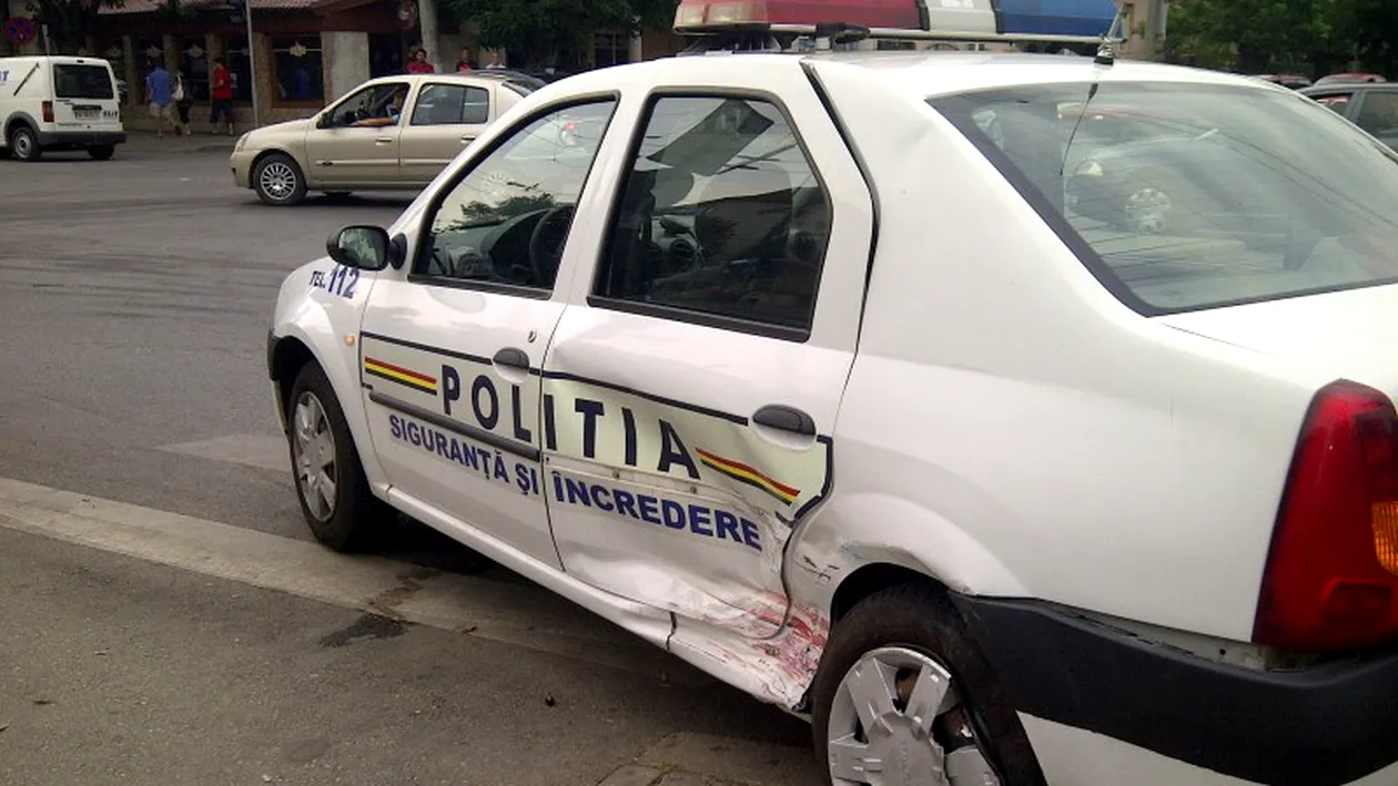 Femeie accidentată de o mașină a Poliției pe Șoseaua Olteniței din Capitală. Tramvaie blocate în zonă