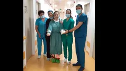 Primele imagini cu Alexia, fata cu brațele amputate în accidentul de la Pașcani, după operație. Mesajul mamei ei
