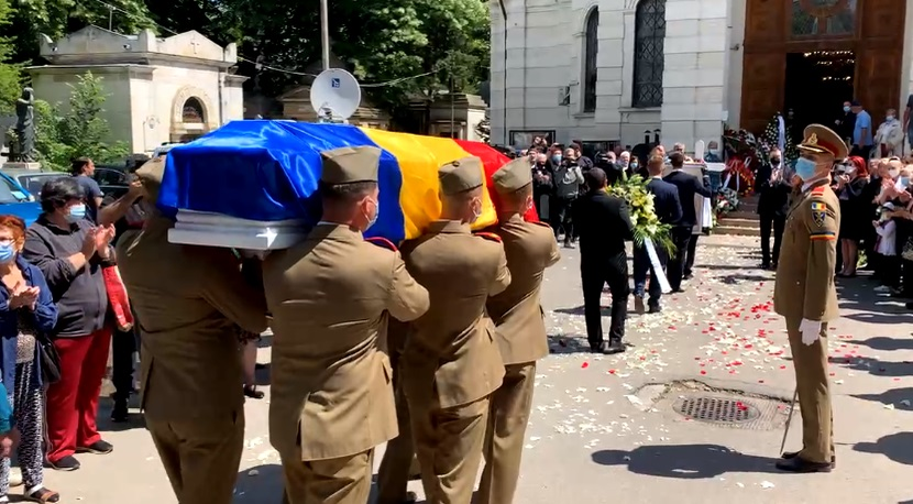 Sicriul marelui Ion Dichiseanu, condus de militari în capela din Cimitirul Bellu