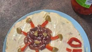 Ce a putut să scrie un ieșean pe salata Boeuf de Revelion! Când au citit cele două cuvinte, invitații au râs în hohote