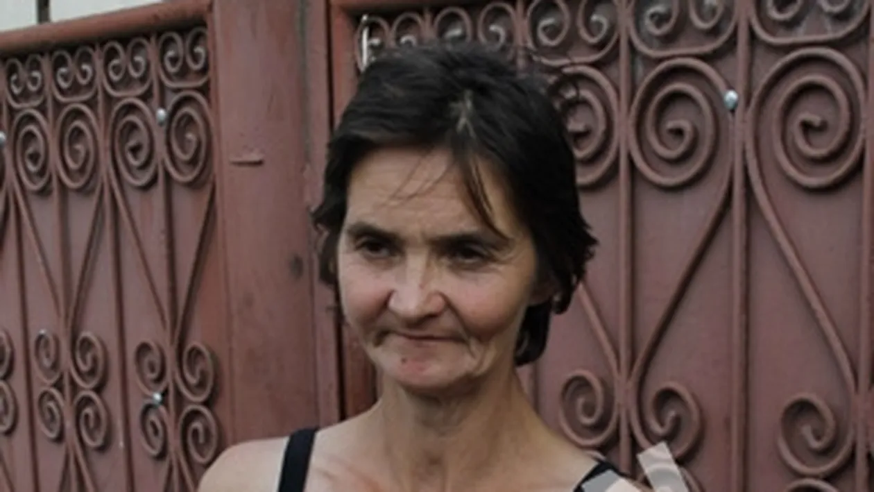 O mama disperata isi cauta copilul  inghitit de apele Muresului