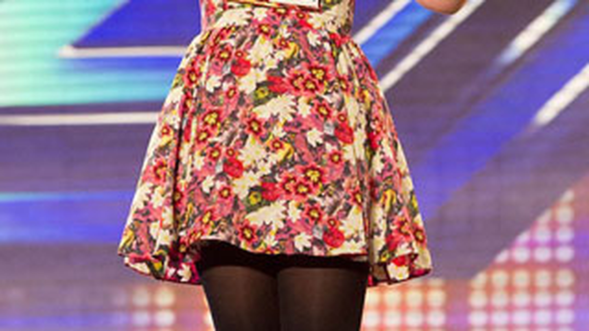Pustoaica asta de 16 ani o va face istorie pe Susan Boyle! A cantat dumnezeieste la X Factor o melodie fabuloasa - Juriul era in lacrimi si toata sala a aplaudat-o in picioare