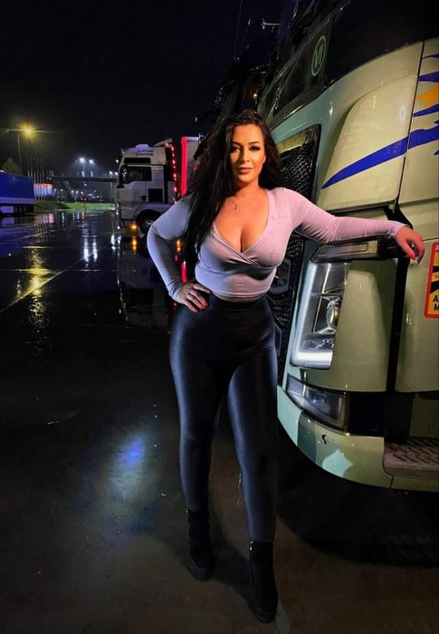 Cine este tânăra care a fost aleasă cea mai frumoasă șoferiță de TIR din România. Are 27 de ani și a renunțat la Drept în favoarea pasiunii pentru autocamioane | GALERIE FOTO