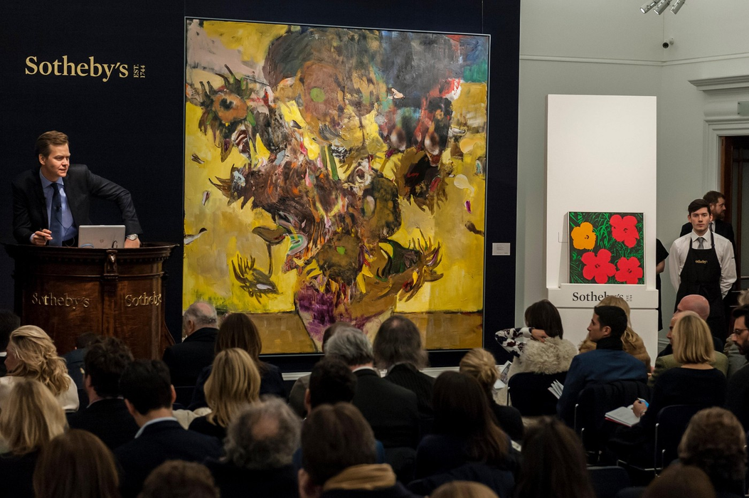 Adrian Ghenie, "The Sunflowers" și Andy Warhol, "Flowers", la Sotheby's. Foto: Profimedia