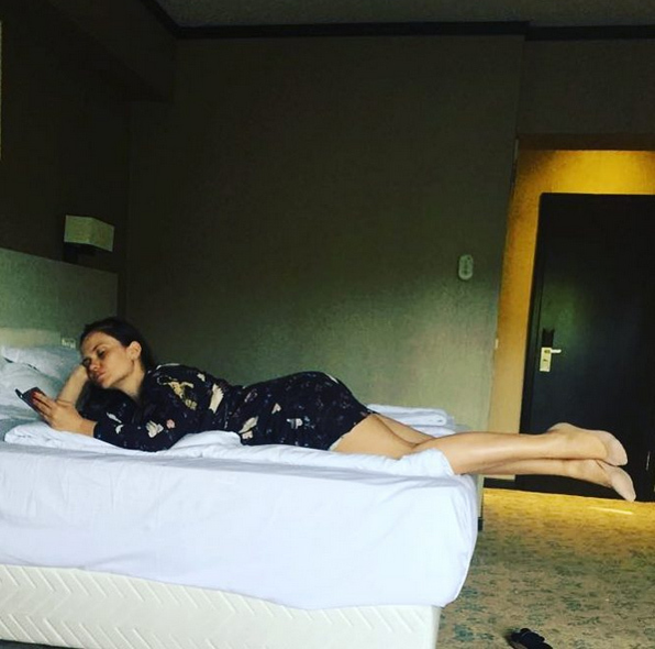 Cristina Şişcanu a lăsat deoparte inhibiţiile! S-a pozat sexy în pat