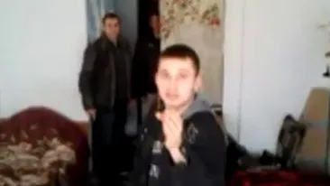 Video Ireal! Un student isi ameninta colegii de camin ca se arunca pe geam pentru ca au incercat sa-l tunda: Ia curu', oaie proasta ce esti, nu sari tu deloc