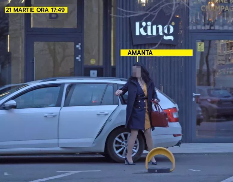 Voluptuoasa consilieră ajunge cu un Uber la apartamentul ministrului Novak (Foto: CANCAN.RO)